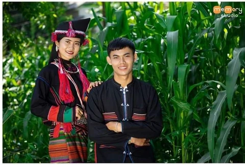 အားခေလူမျိုးနှင့်ဆိုင်သောပုံများ